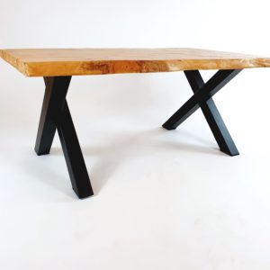 Table basse avec pieds en croix nalunes noir mat et plateau en bois de cèdre
