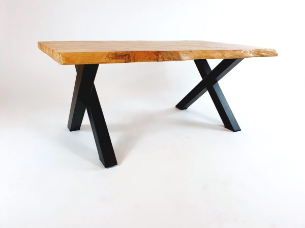 Table basse avec pieds en croix nalunes noir mat et plateau en bois de cèdre