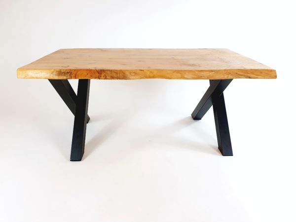 Table basse avec pieds en croix nalunes noir mat et plateau en bois de cèdre
