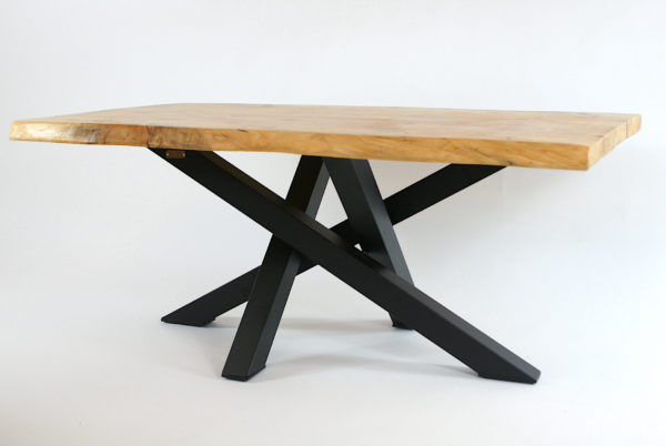 Table basse Nalunes avec pied mikado noir mat et plateau en bois de cèdre