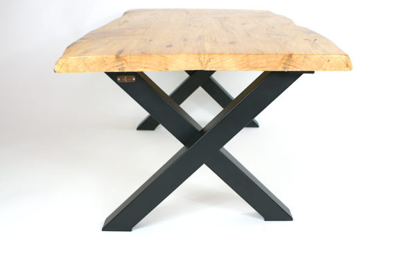 Table basse avec pieds en forme de croix en acier noir mat, avec un plateau en bois de cèdre