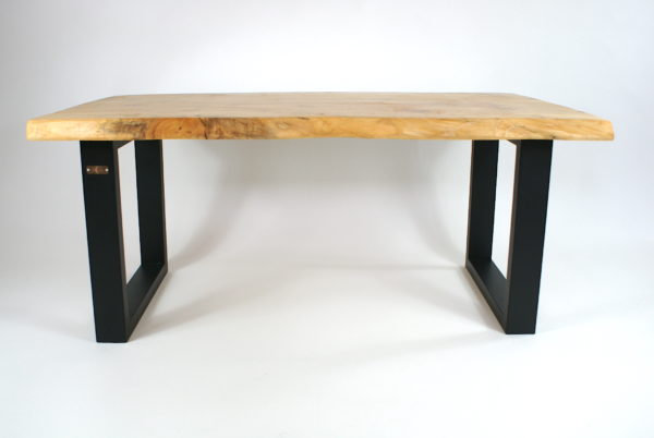 Table basse Nalunes avec pieds en acier carré noir mat et plateau en bois de cèdre