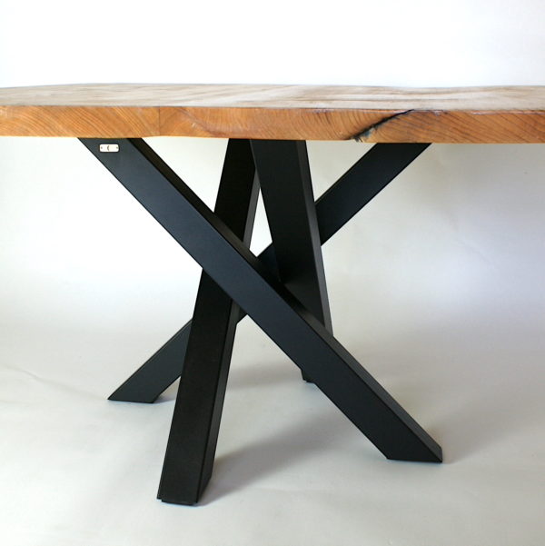 Table à manger Carré avec un pied mikado Nalunes Noir mat et un plateau en bois de cèdre