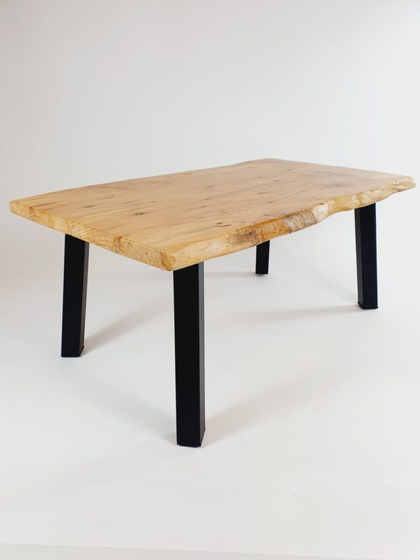 Table basse avec pied compas noir mat en acier et plateau de bois en hêtre